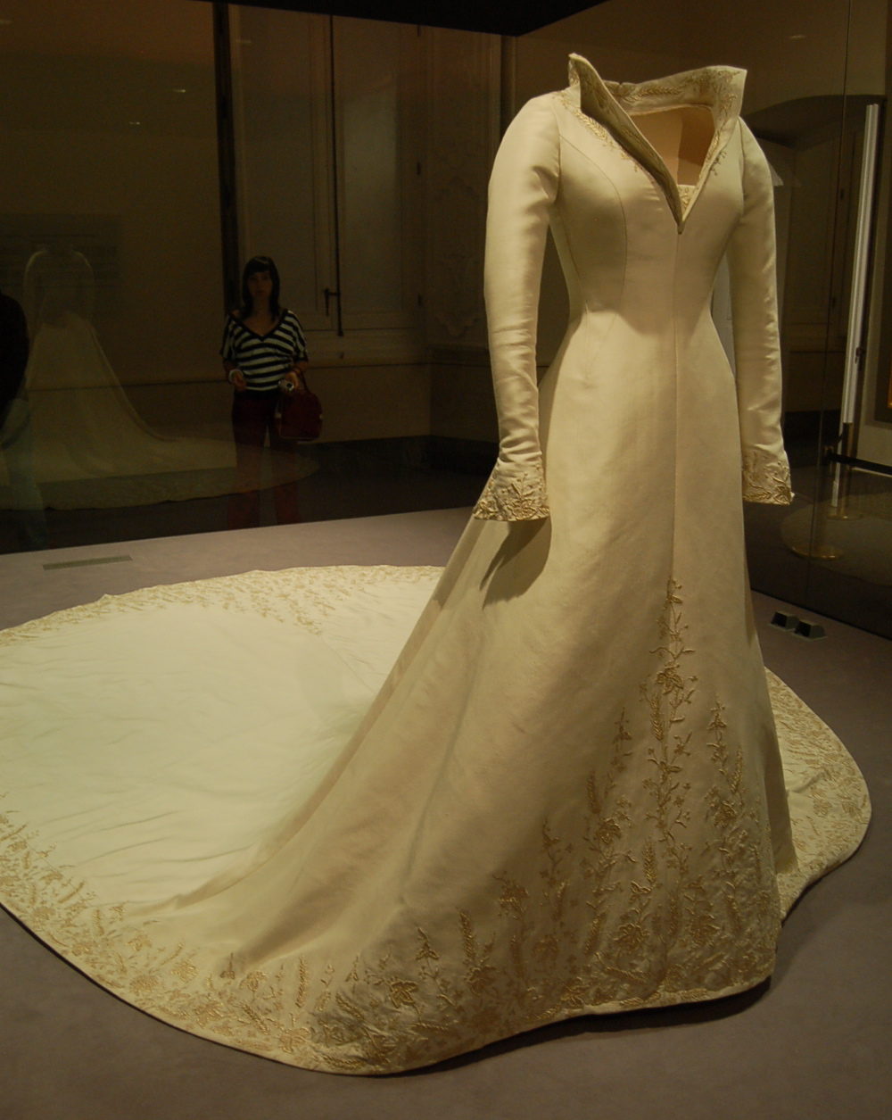Fashion exhibitions: the wedding dress of Queen Letizia - Replicate Royalty